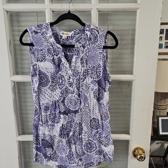❤️Blue and White Sleeveless Top. Size Medium. - Picture 1 of 4